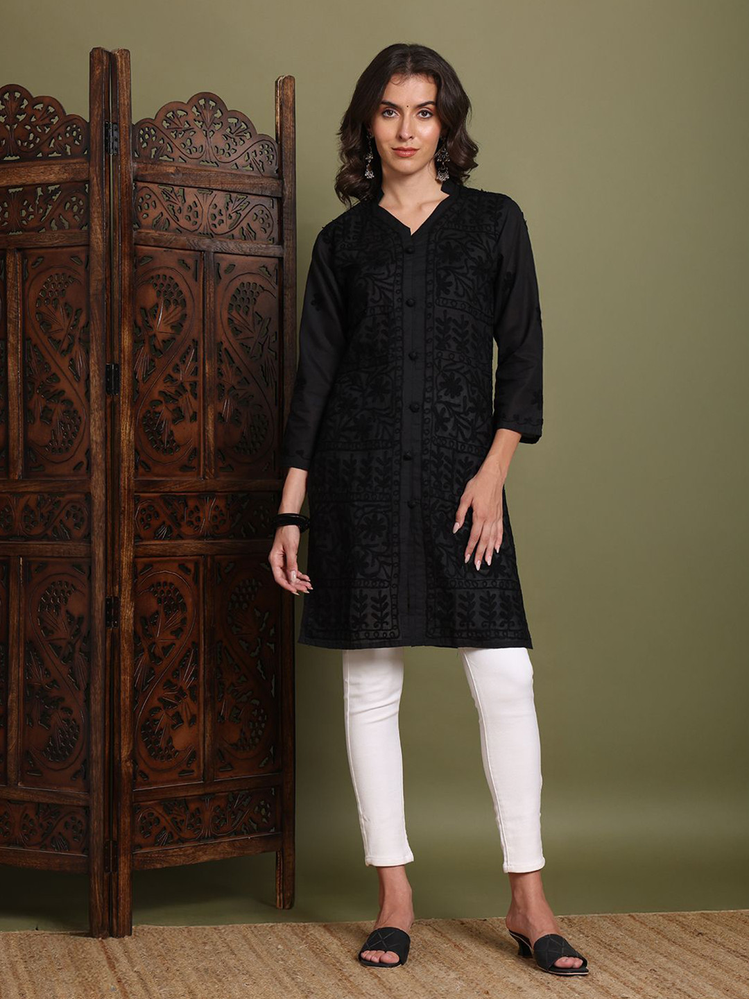 Fashionable Chikan Handikraft Motifs Embroidered Chikankari Pure Cotton Straight Kurta