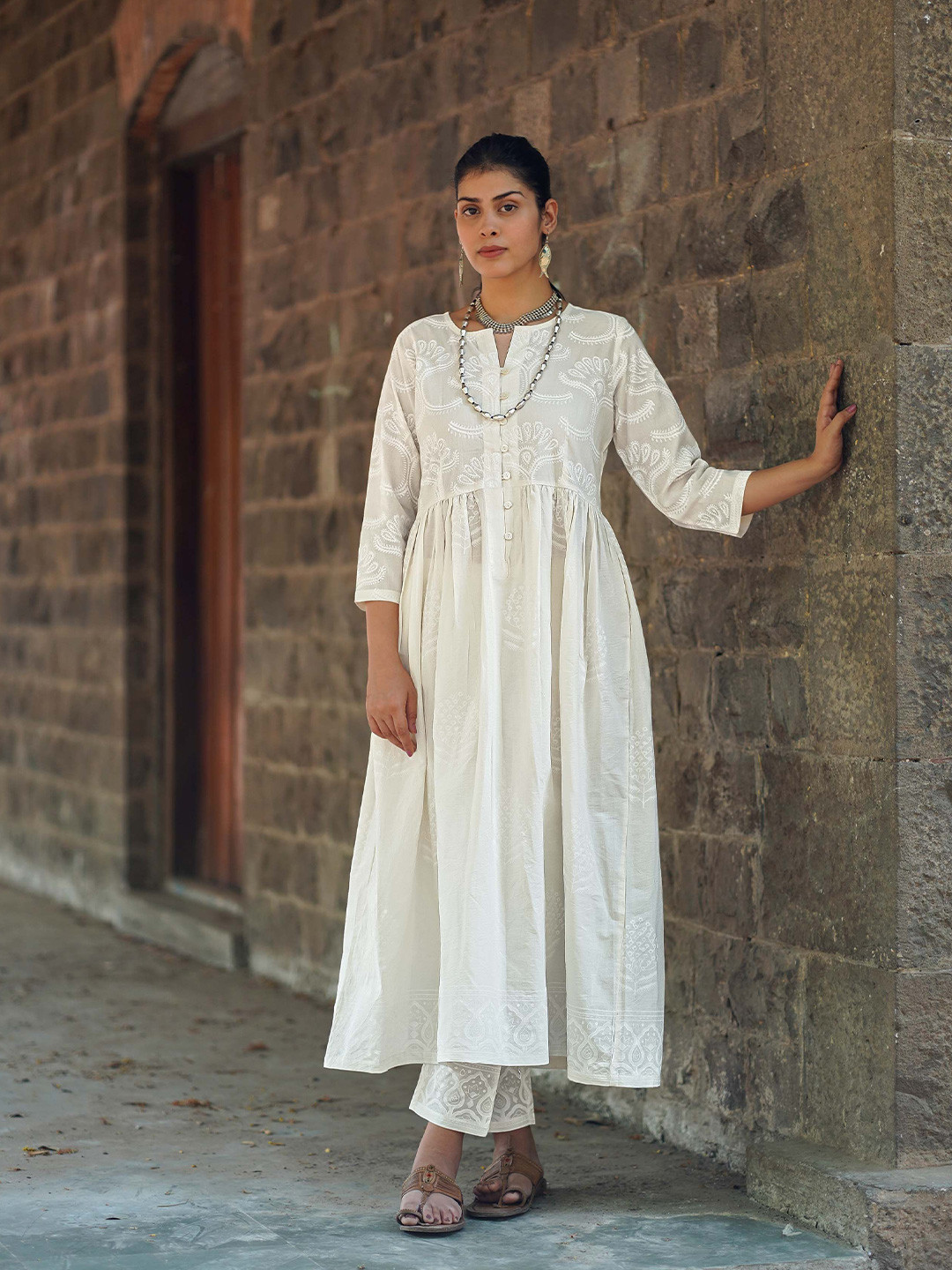 Chidiyaa Safed Pressed Block Printed Pure Cotton Kurta With Trousers