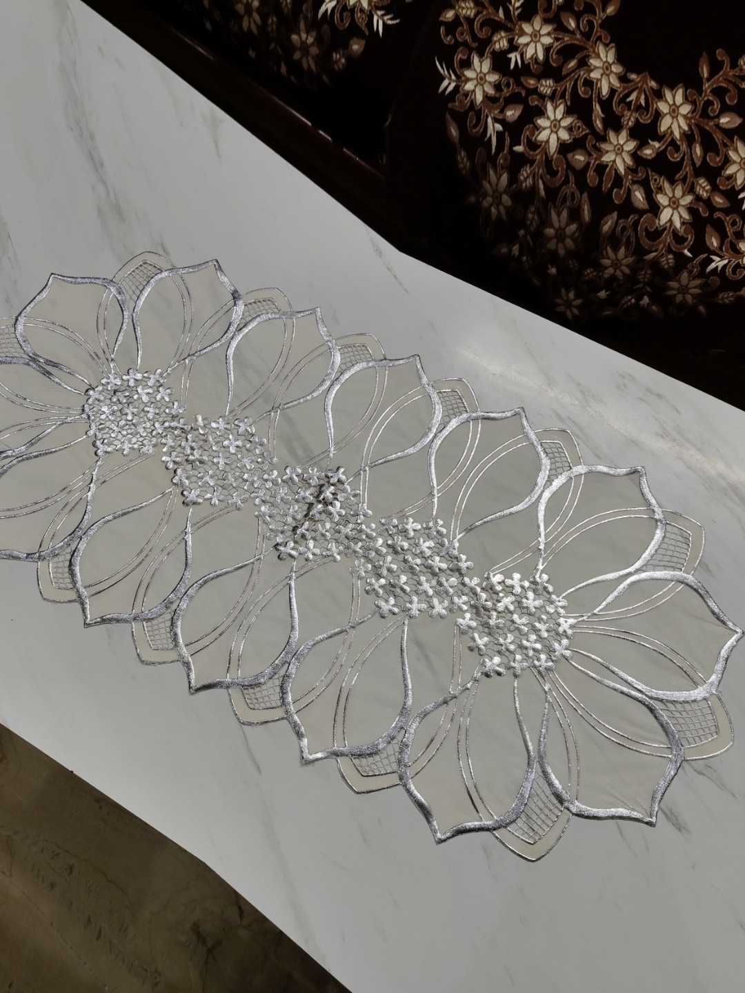 KANUSHI INDUSTRIES Cream-Colored & White Textured Table Runner