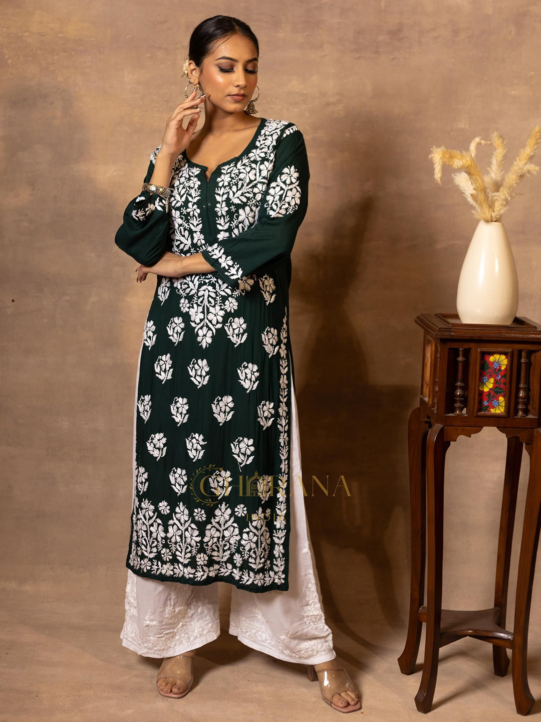 GHARANA INDIA Floral Embroidered Thread Work Notch Neck Straight Kurta