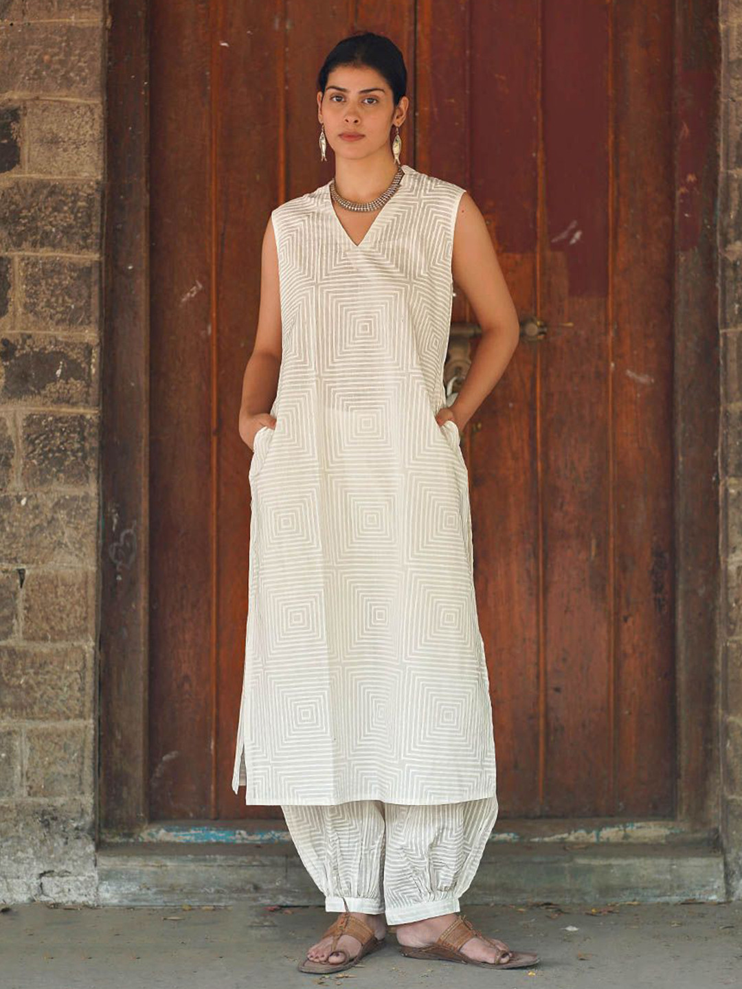 Chidiyaa Safed Quiet Block Geometric Printed Pure Cotton Straight Kurta