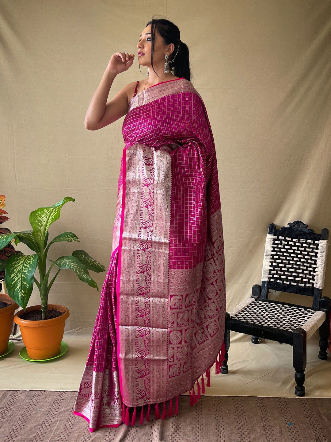 MORDEN MUSE Woven Design Zari Saree with Blouse Piece