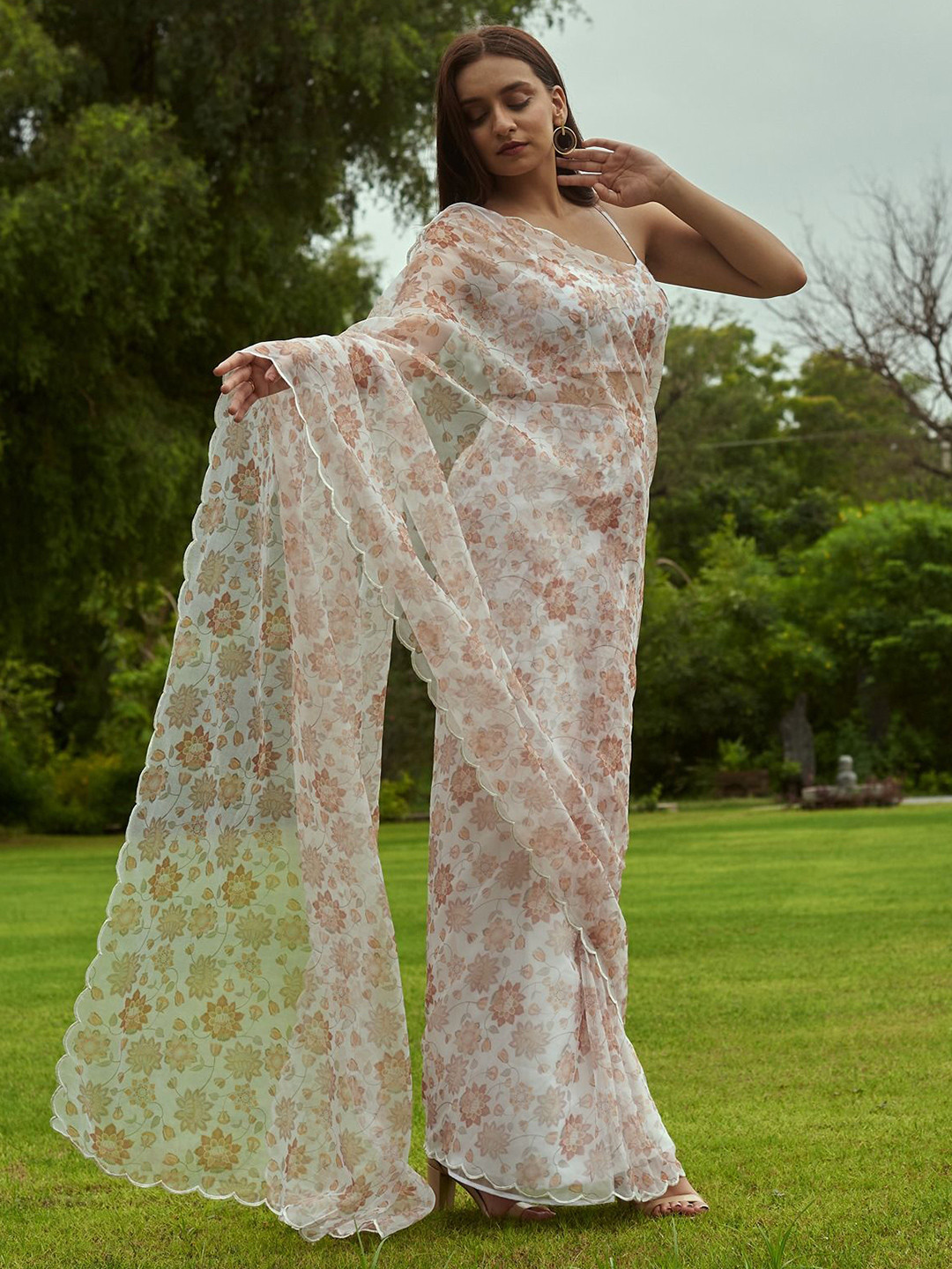 Pasha WHITE ORGANZA SAREE & BRALETTE