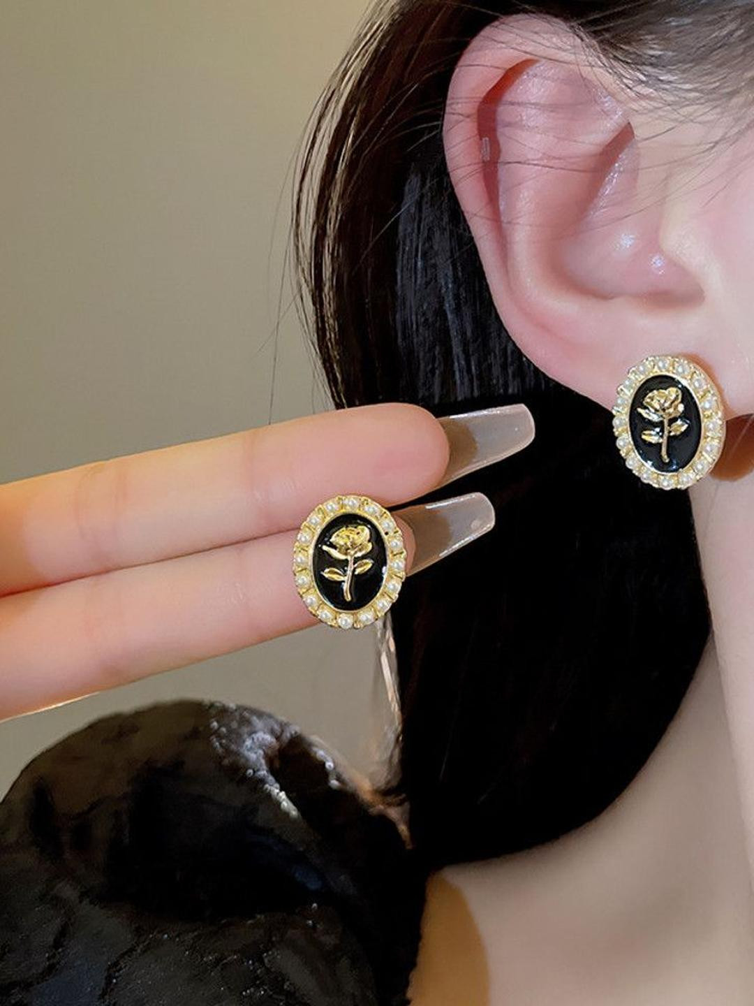 Arzonai Contemporary Studs Earrings