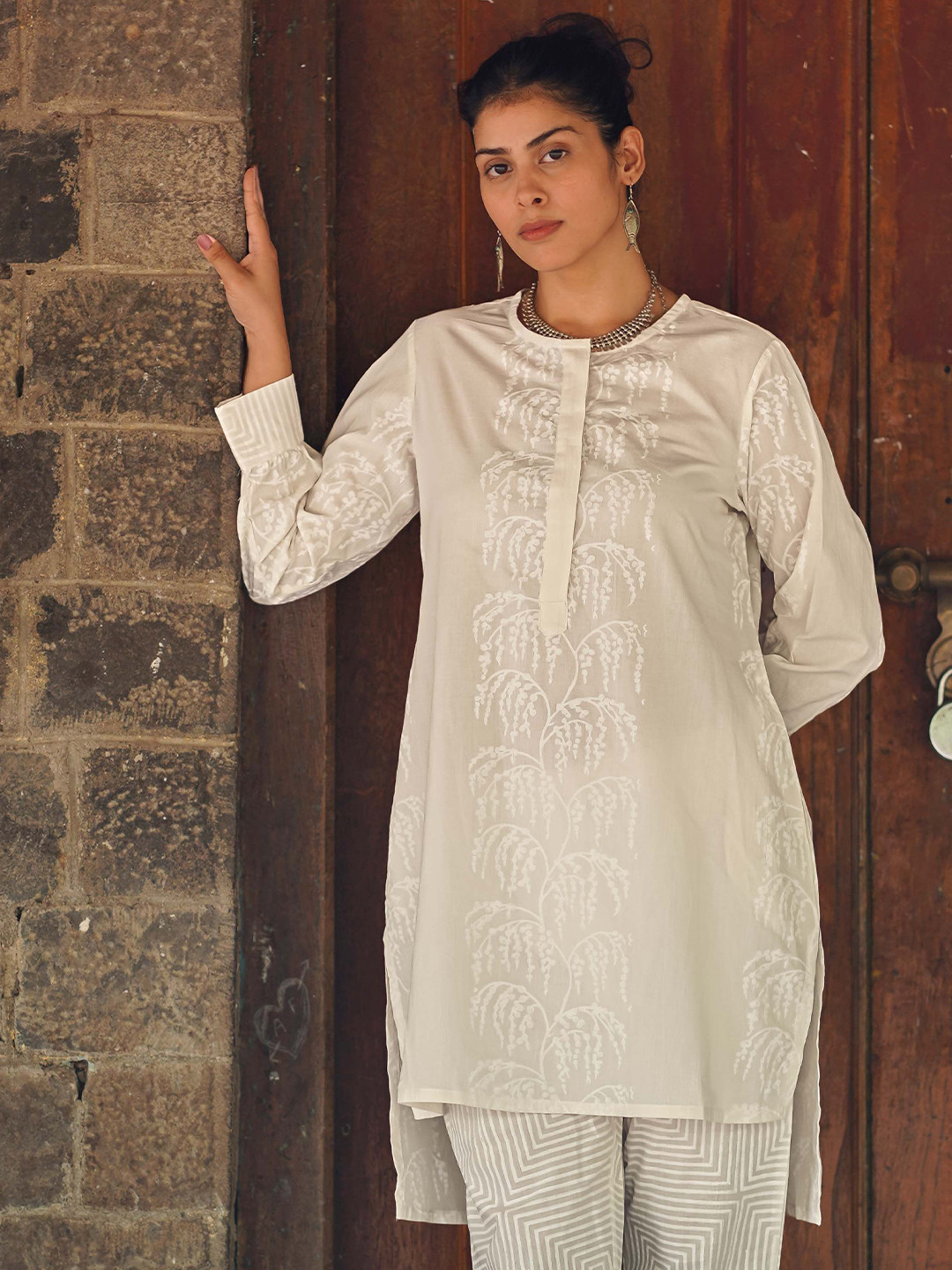 Chidiyaa Safed Oatmilk Floral Block Printed Round Neck Pure Cotton Kurti
