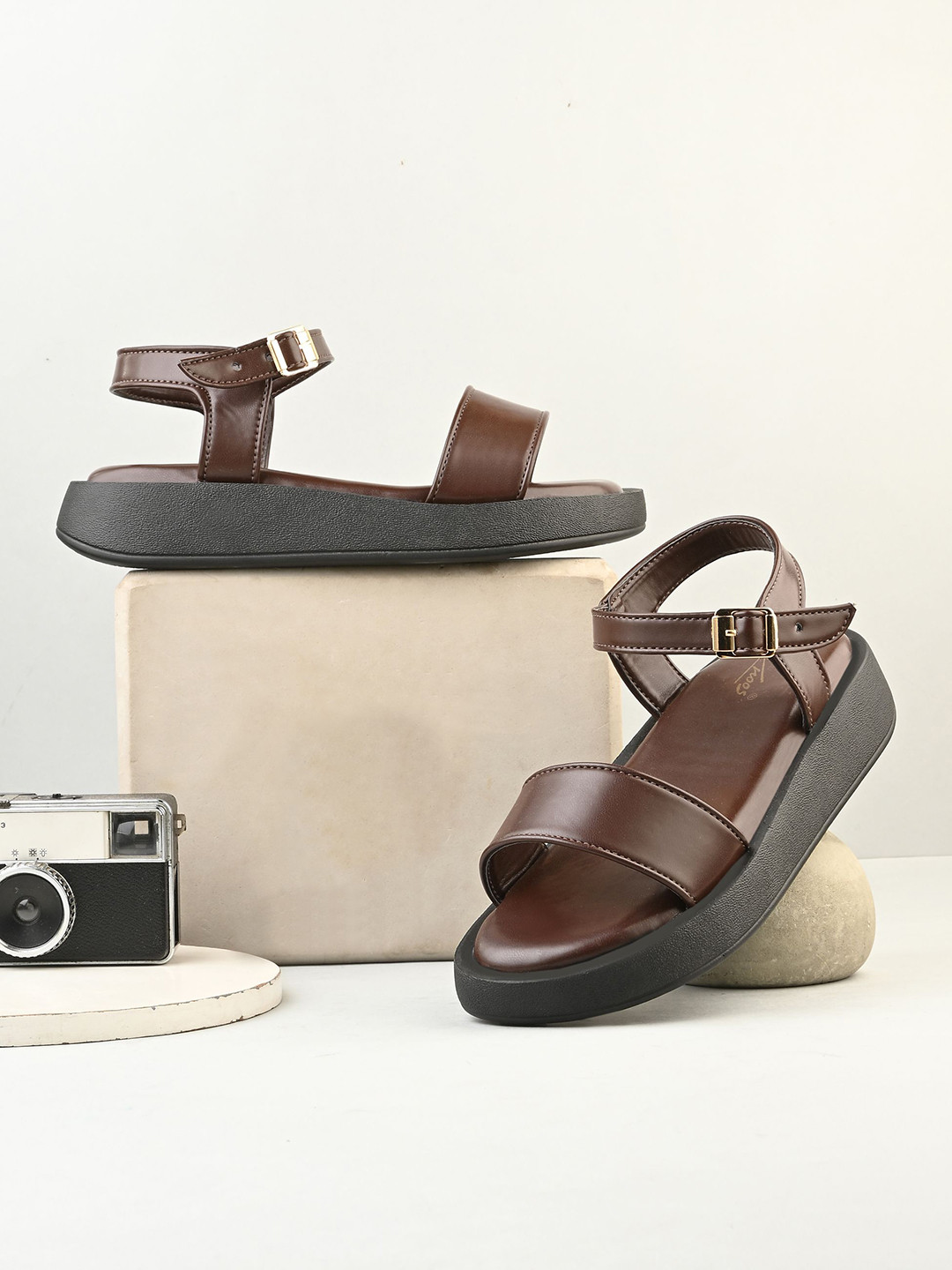 knoos Women Solid Rubber Flatform Sandals with Buckles