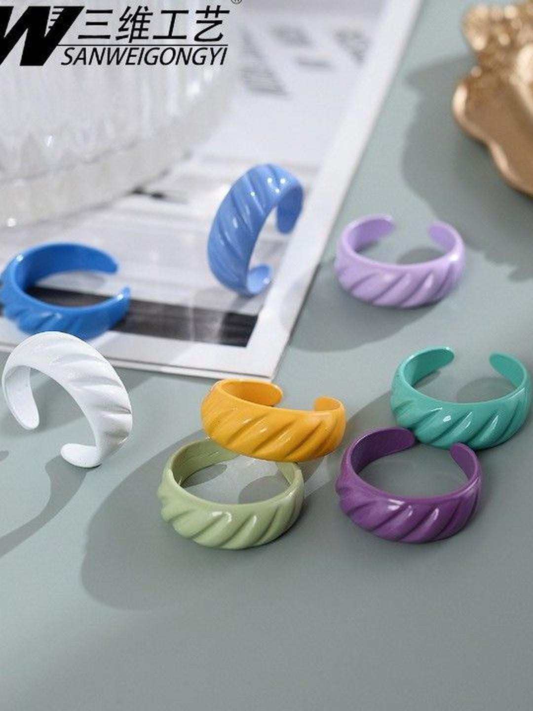 Arzonai Women Coloured Croissant Ring Acrelic Matrial Metal Ring