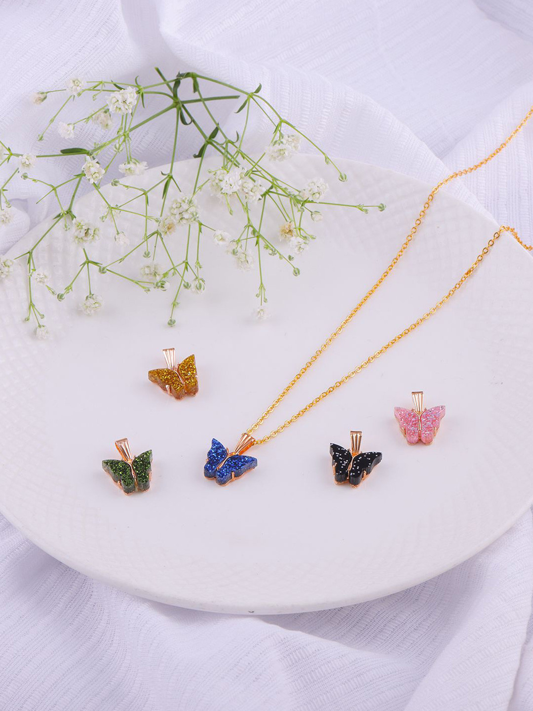 DressBerry Set Of 5 Gold-Plated Pendants With Chains