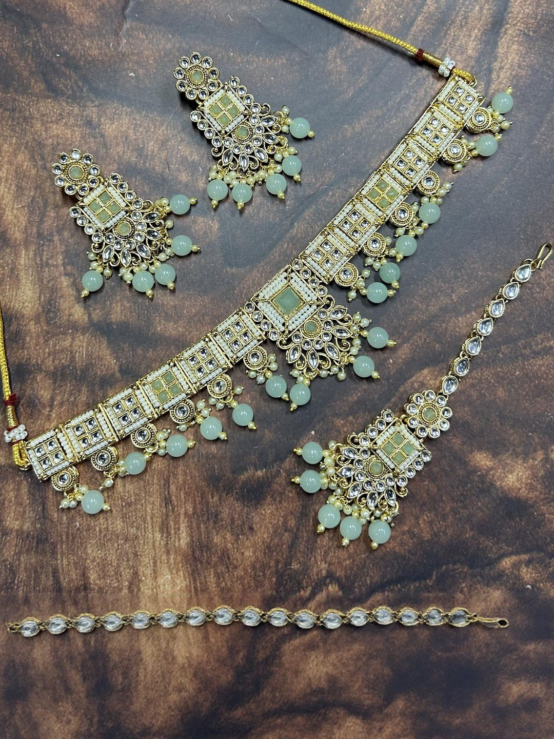 ANTIQUE JEWELLERY Brass ewellery Set