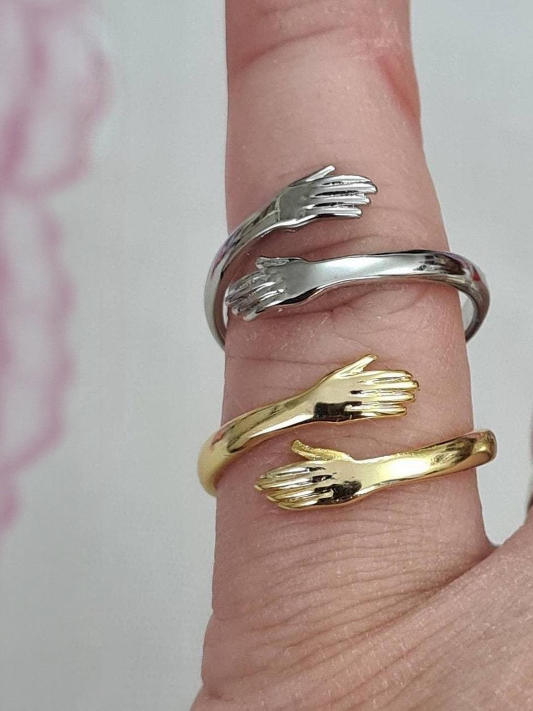 Arzonai Hand Hugging Embrace Adjustable Ring