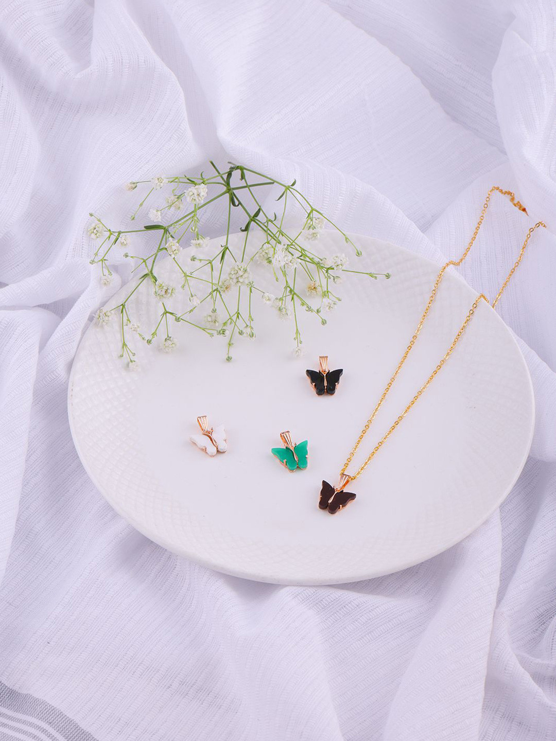 DressBerry Set Of 4 Gold-Plated Contemporary Western Pendants With Chains