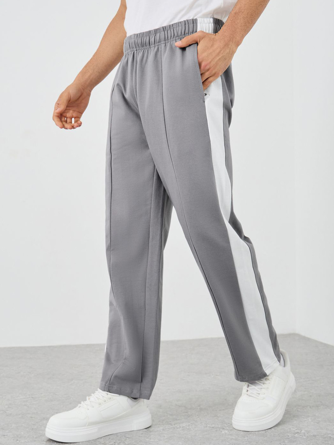 Styli Men Side Contrast Open Hem Relaxed Fit Casual Joggers with Zip Pockets