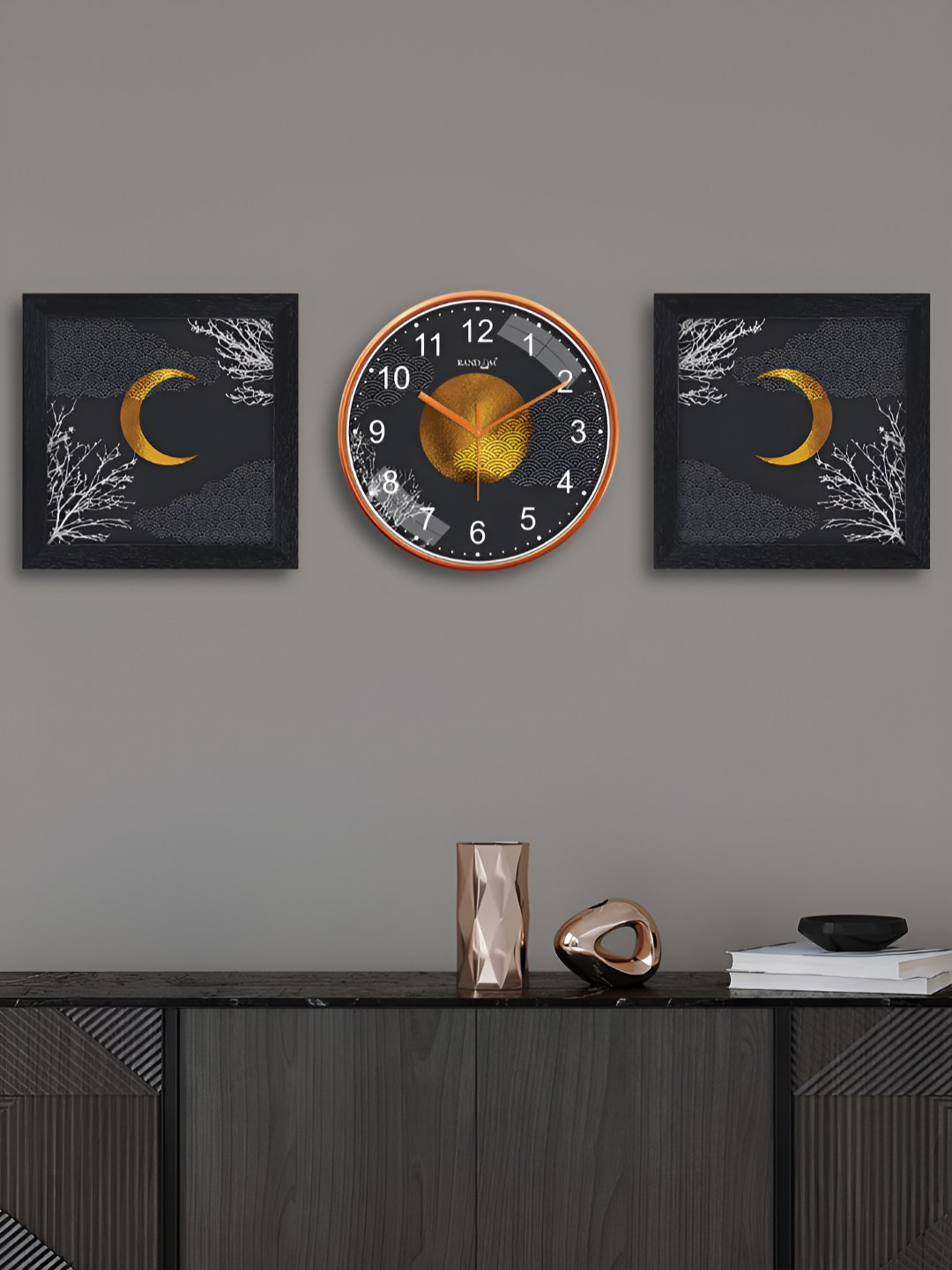 RANDOM Black & White Printed Traditional Wall Clock With 2 Photo Frames