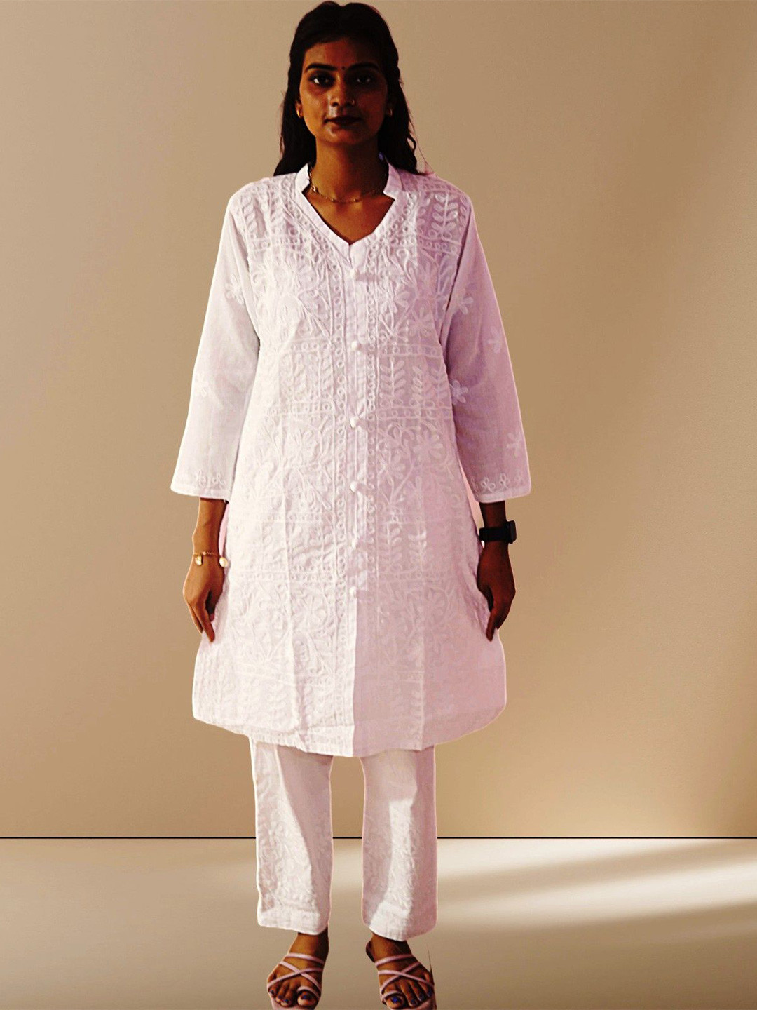 KURTIVERSE Floral Embroidered Chikankari Kurta
