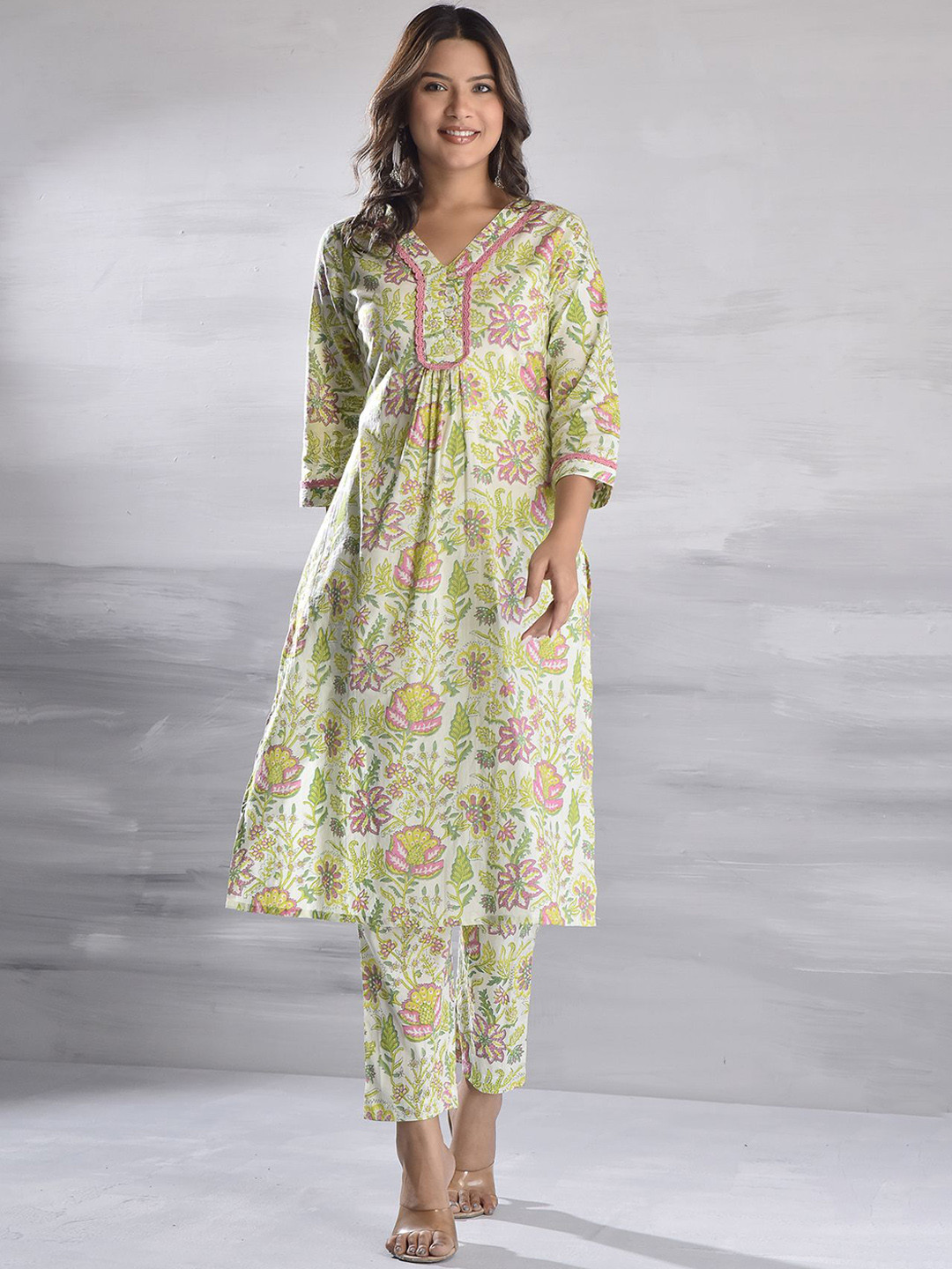 Bada Boota Women Floral Printed Pure Cotton Kurti with Trousers & With Dupatta Kurta Sets