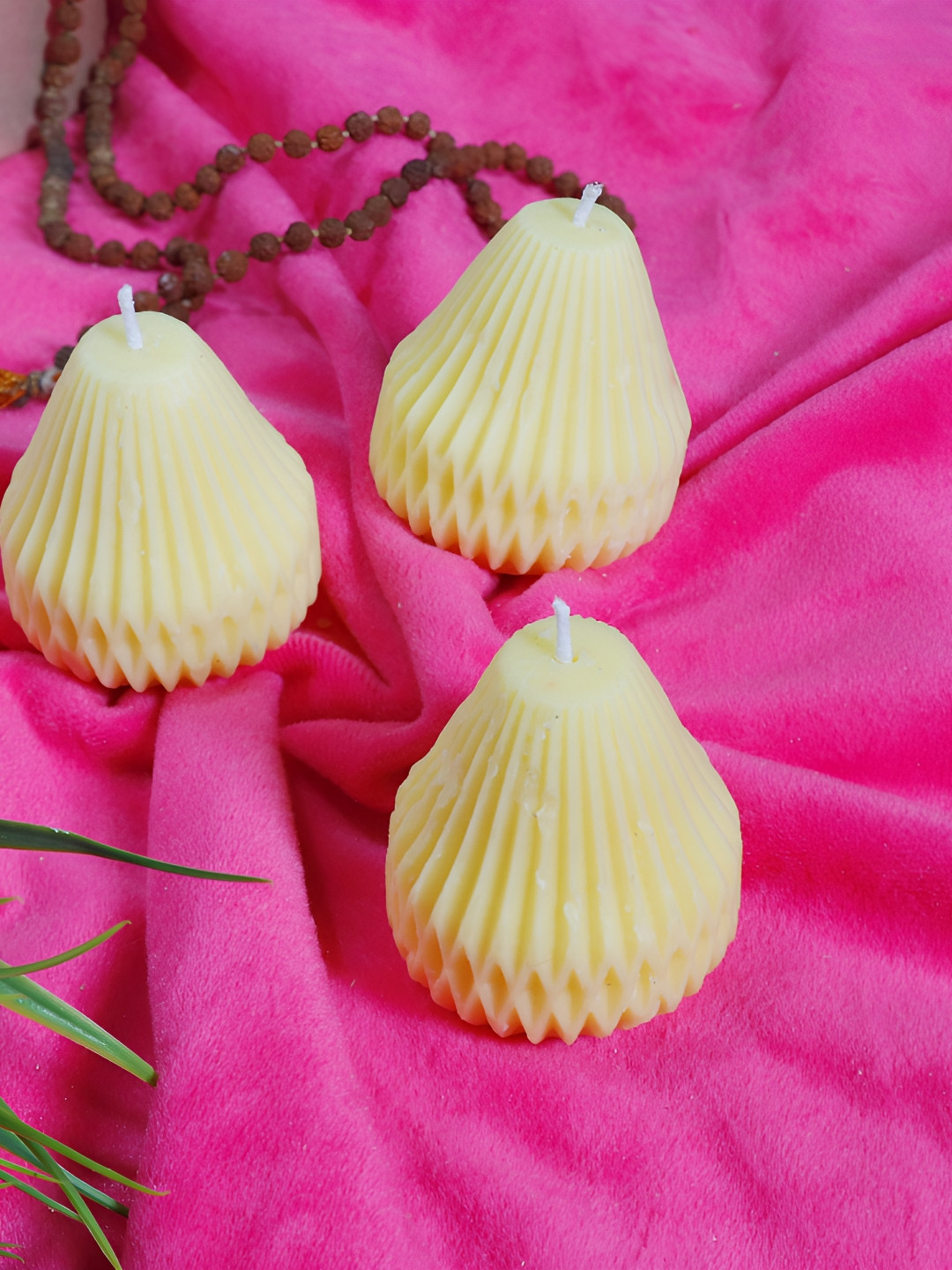 Aura Handmade Pear Shaped 3Pcs 1 Wick Sandalwood Solid Geometric Regular Tea Light Candles