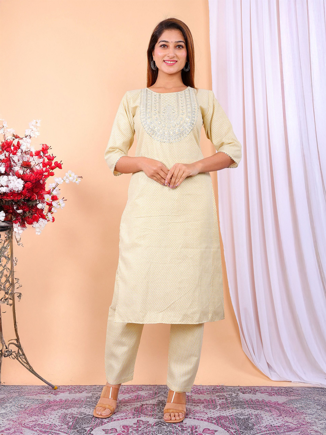 huuhambay Embroidered Straight Kurta