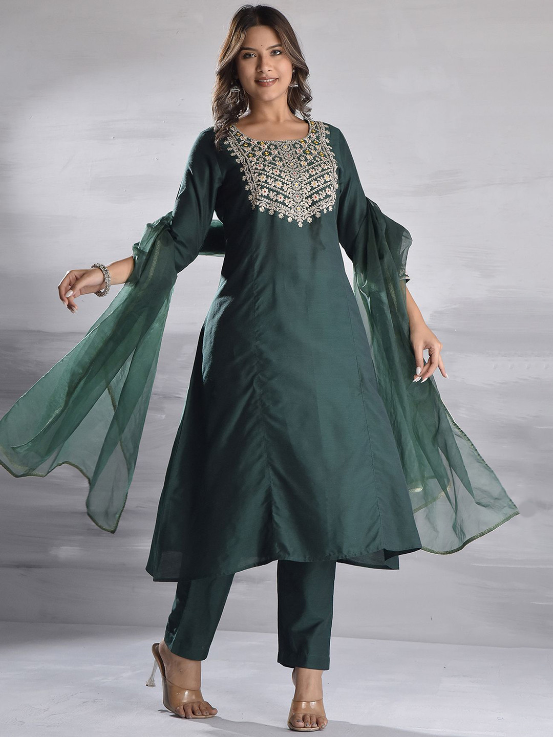 Bada Boota Women Floral Yoke Design Regular Thread Work Kurta Sets With Dupatta