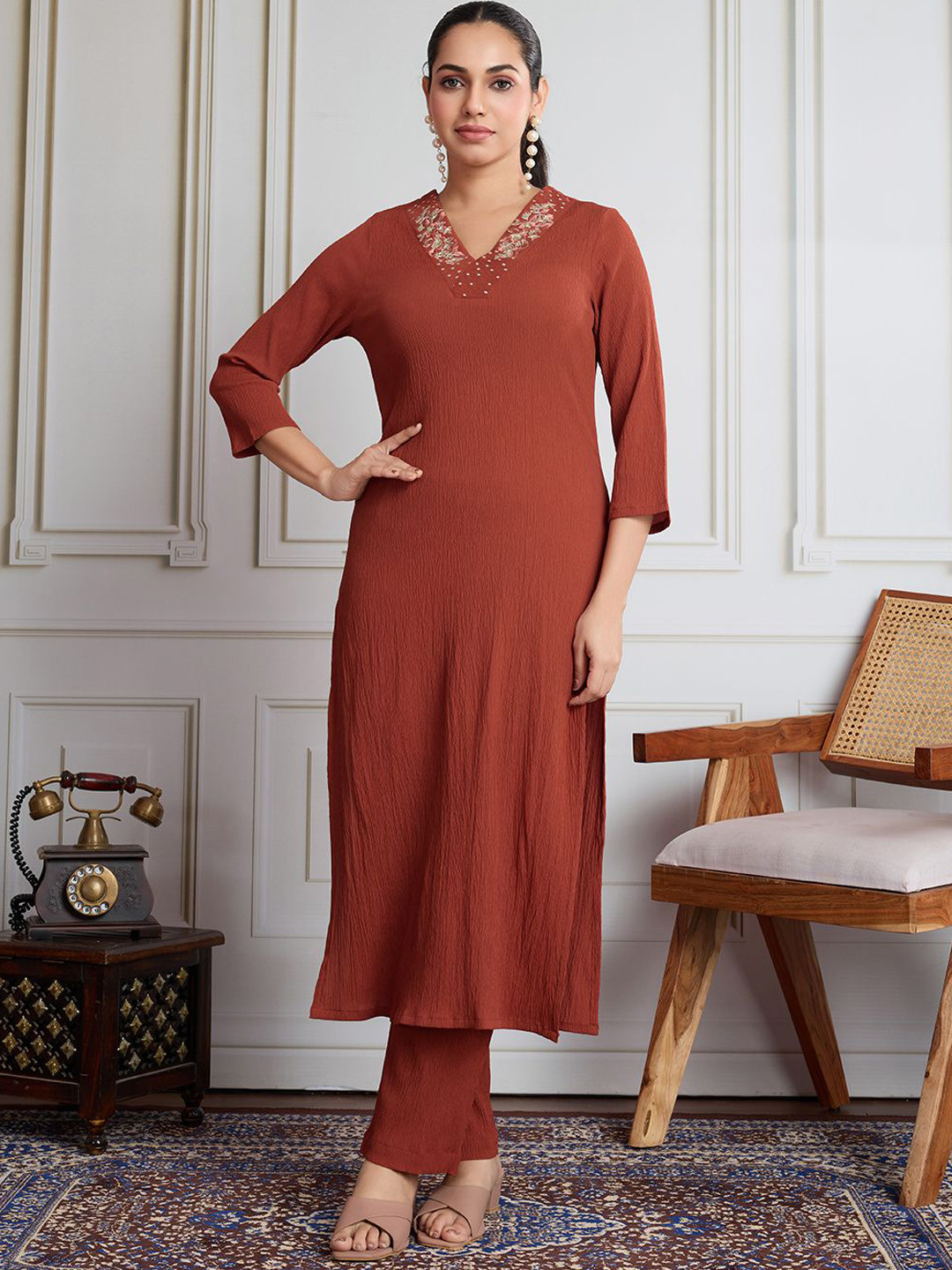 House of Pataudi Women Floral Embroidered Straight Kurta With Trousers