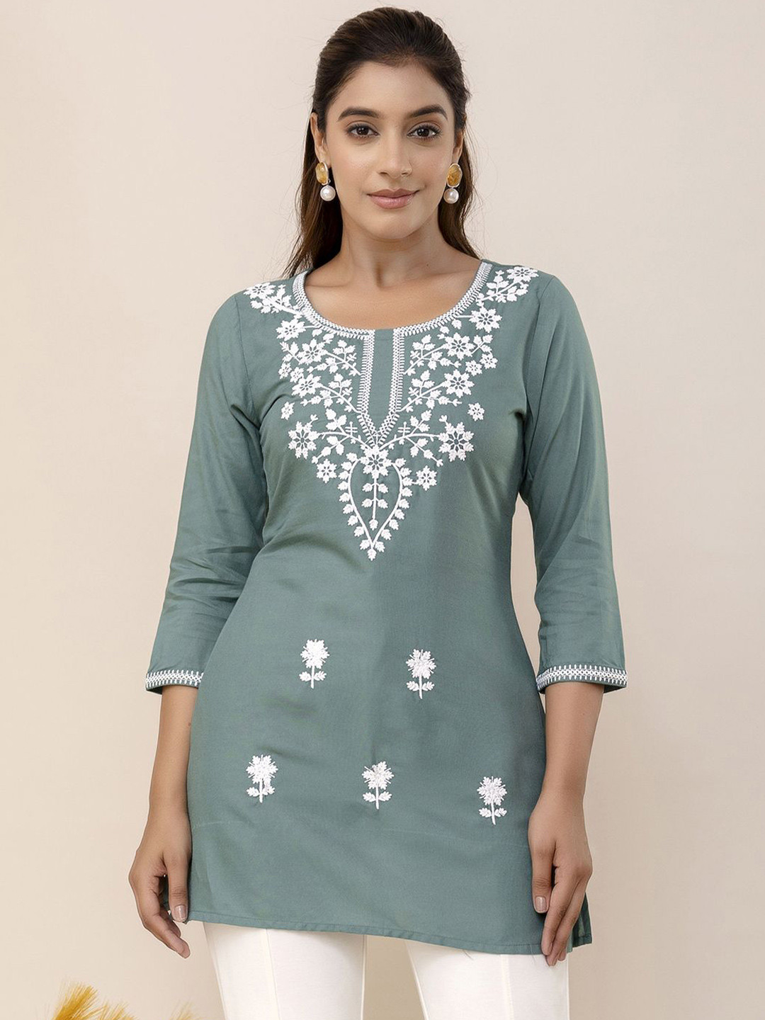 KIMAYRA Women Embroidered Round Neck Kurta
