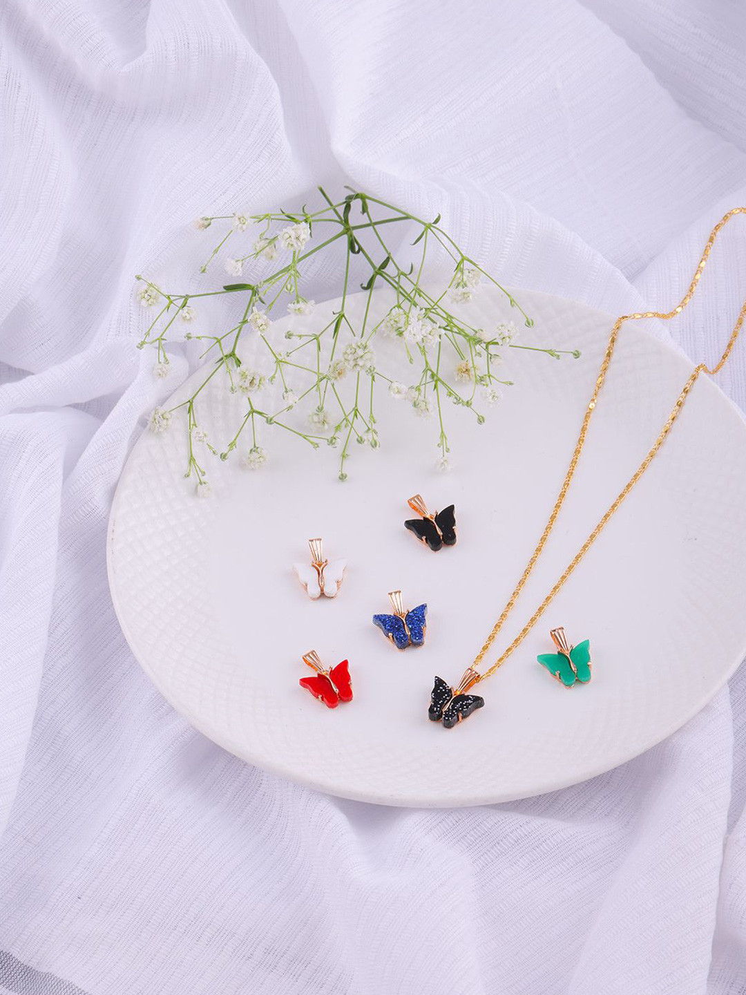 DressBerry Pack of 6 Gold-Plated Butterfly-Shaped Sparkling Pendants With Chain