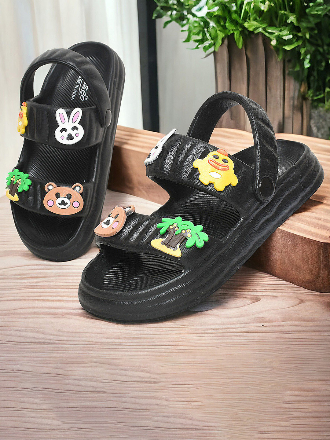 PISCO Women Self Design Flip Flops