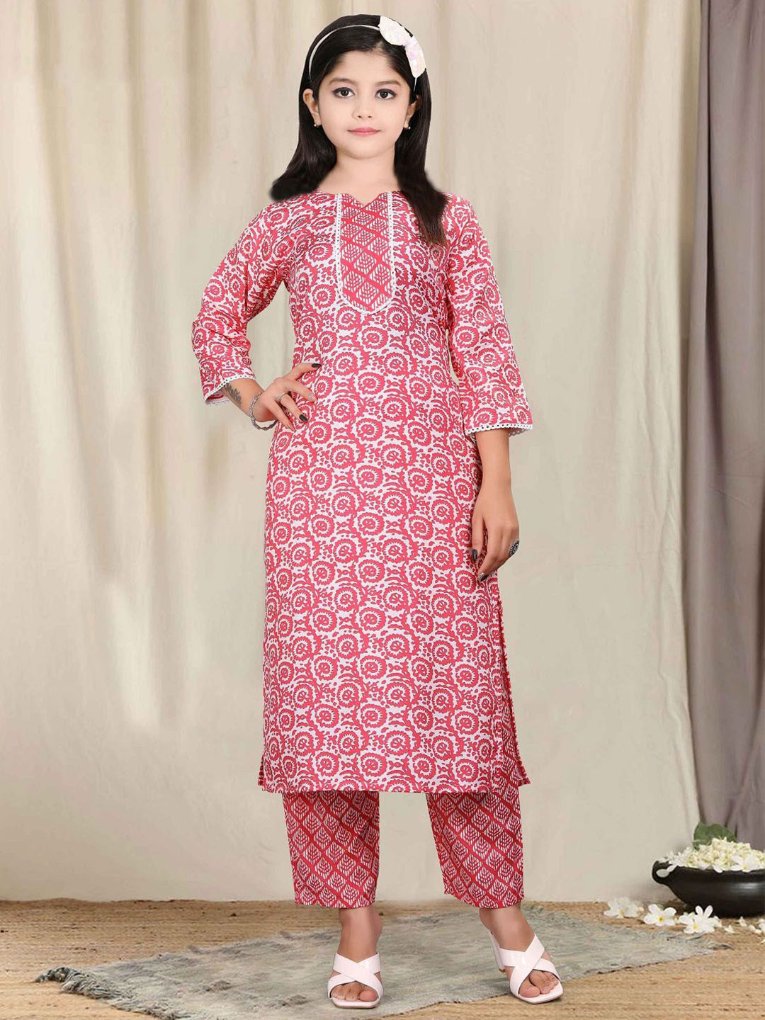 Vetrokart Girls Floral Printed Raw Silk Kurta With Pyjamas