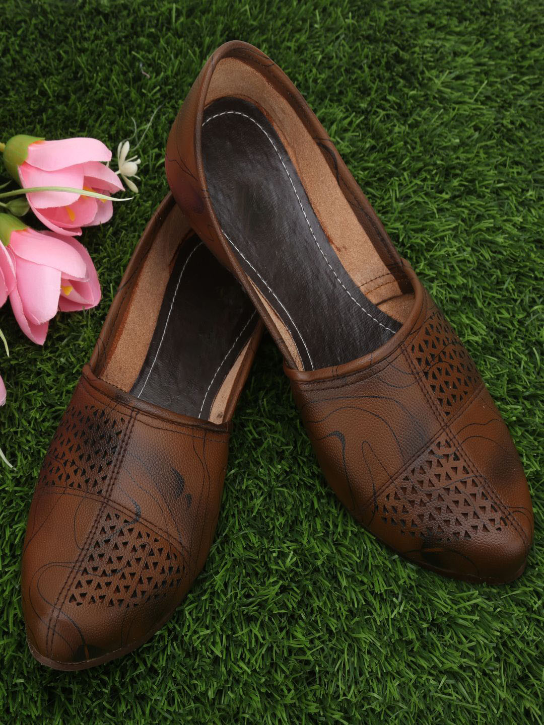 KRITARTH Men Textured Leather Mojaris