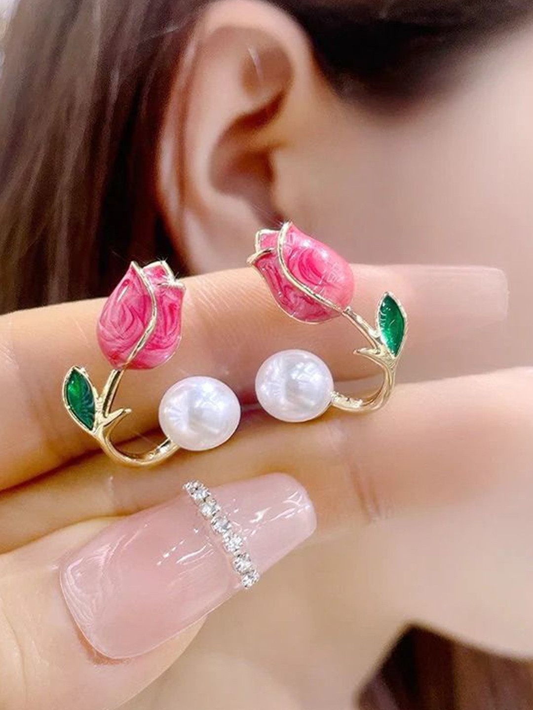 PASU FASHION Gold-Plated Pearls Studded Floral Shaped Ear Cuffs