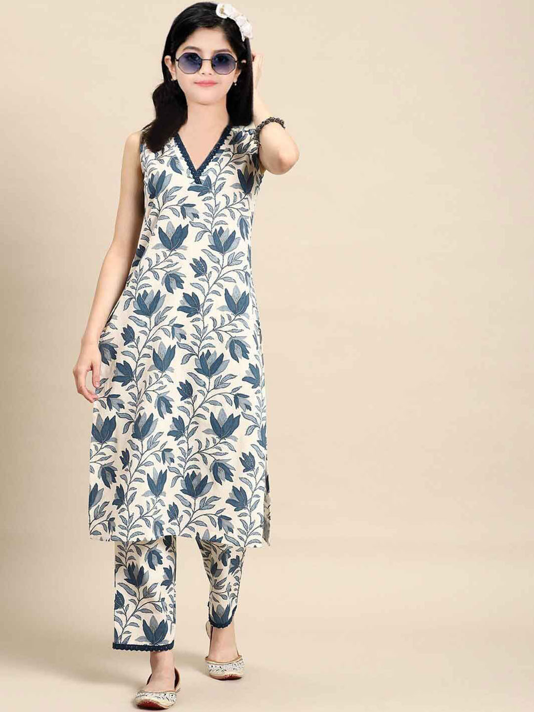 Vetrokart Girl Floral Printed Regular Raw Silk Kurta with Trousers