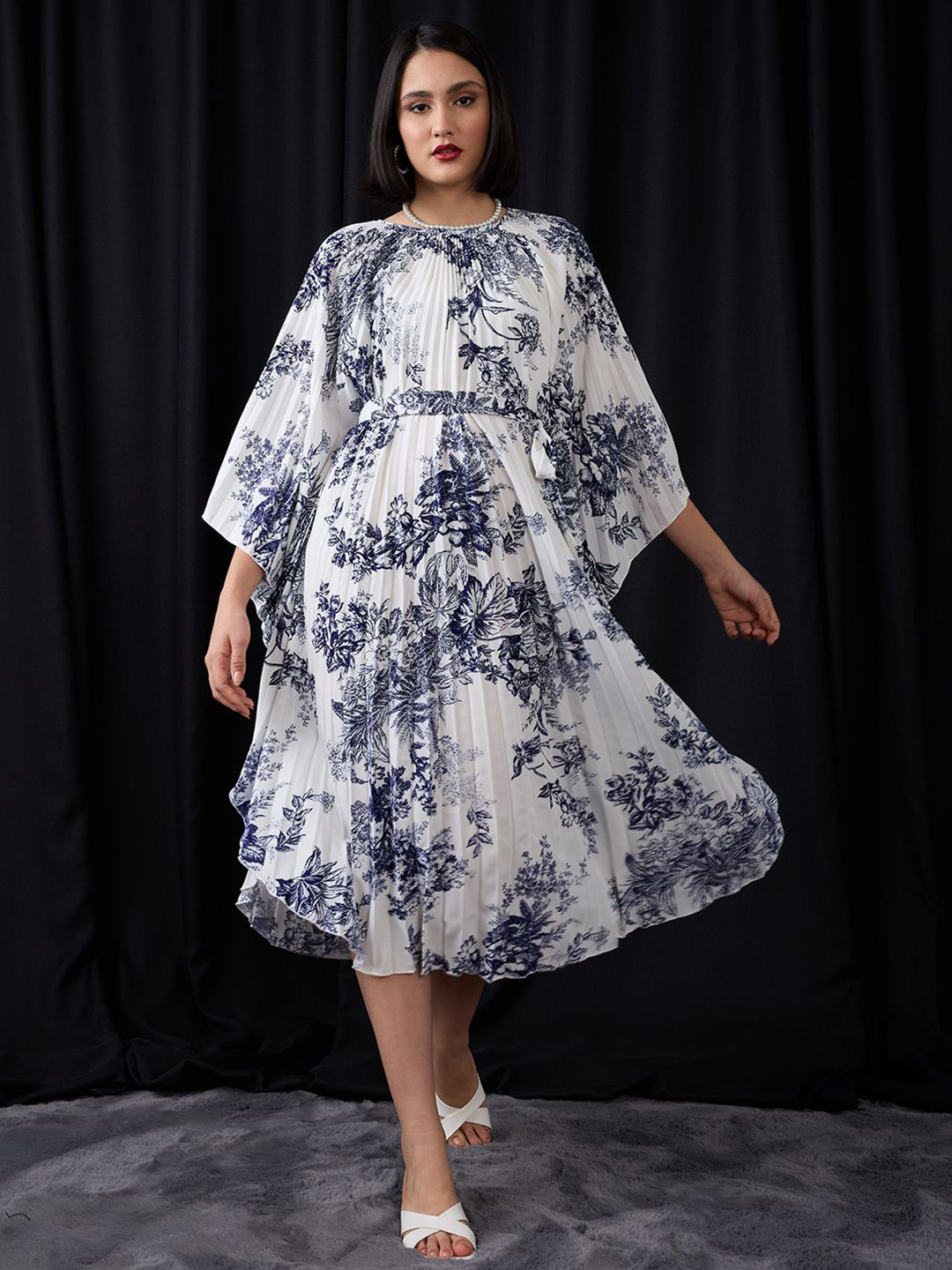 Globus Gathered Floral Print Batwing Sleeves Tie-Up Waist Fit & Flare Midi Dress