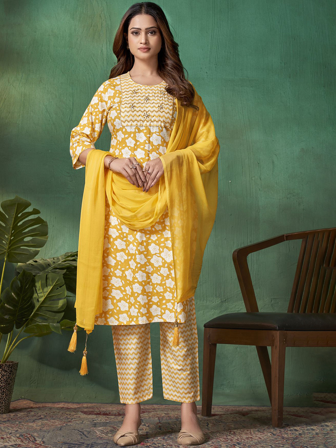AMRUTVARSHA CREATION Floral Printed Round Neck Pure Cotton Kurta With Trousers & Dupatta
