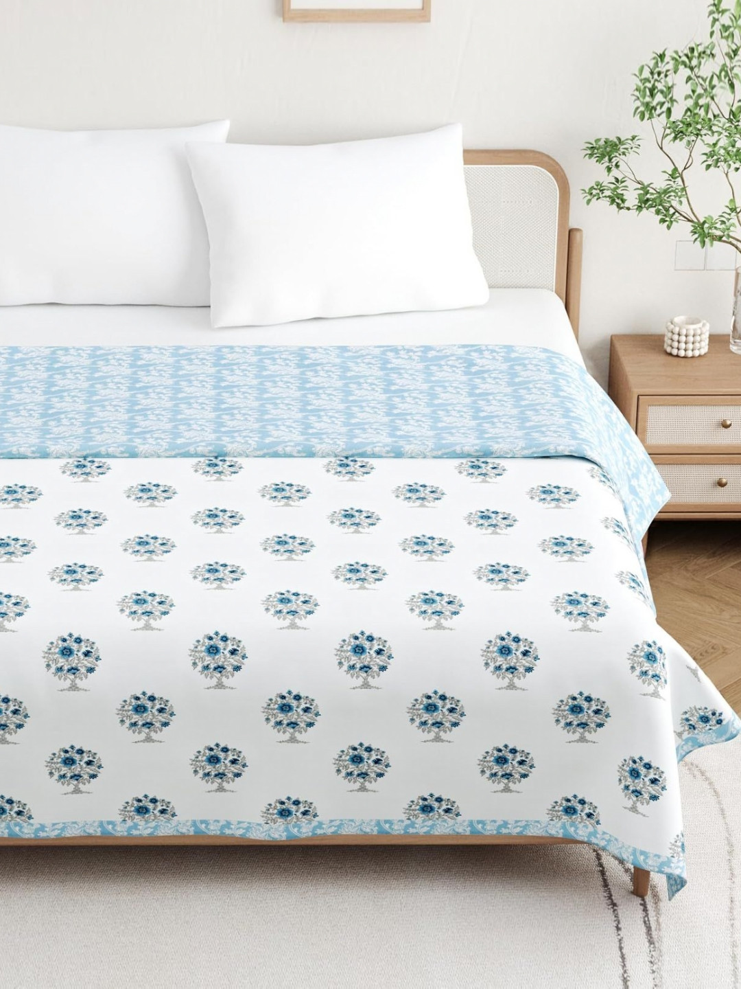 DE CAMA White & Blue Floral 233 GSM Double Bed Blanket
