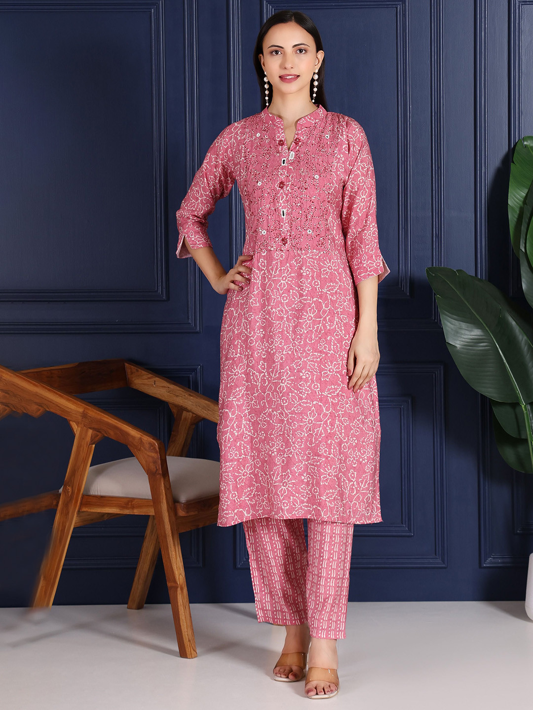 KRIDHAA FASHION BOUTIQUE Women Floral Embroidered Kurta with Trousers