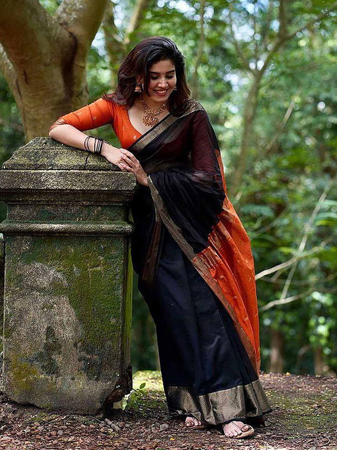 bigben textile Colourblocked Zari Banarasi Saree