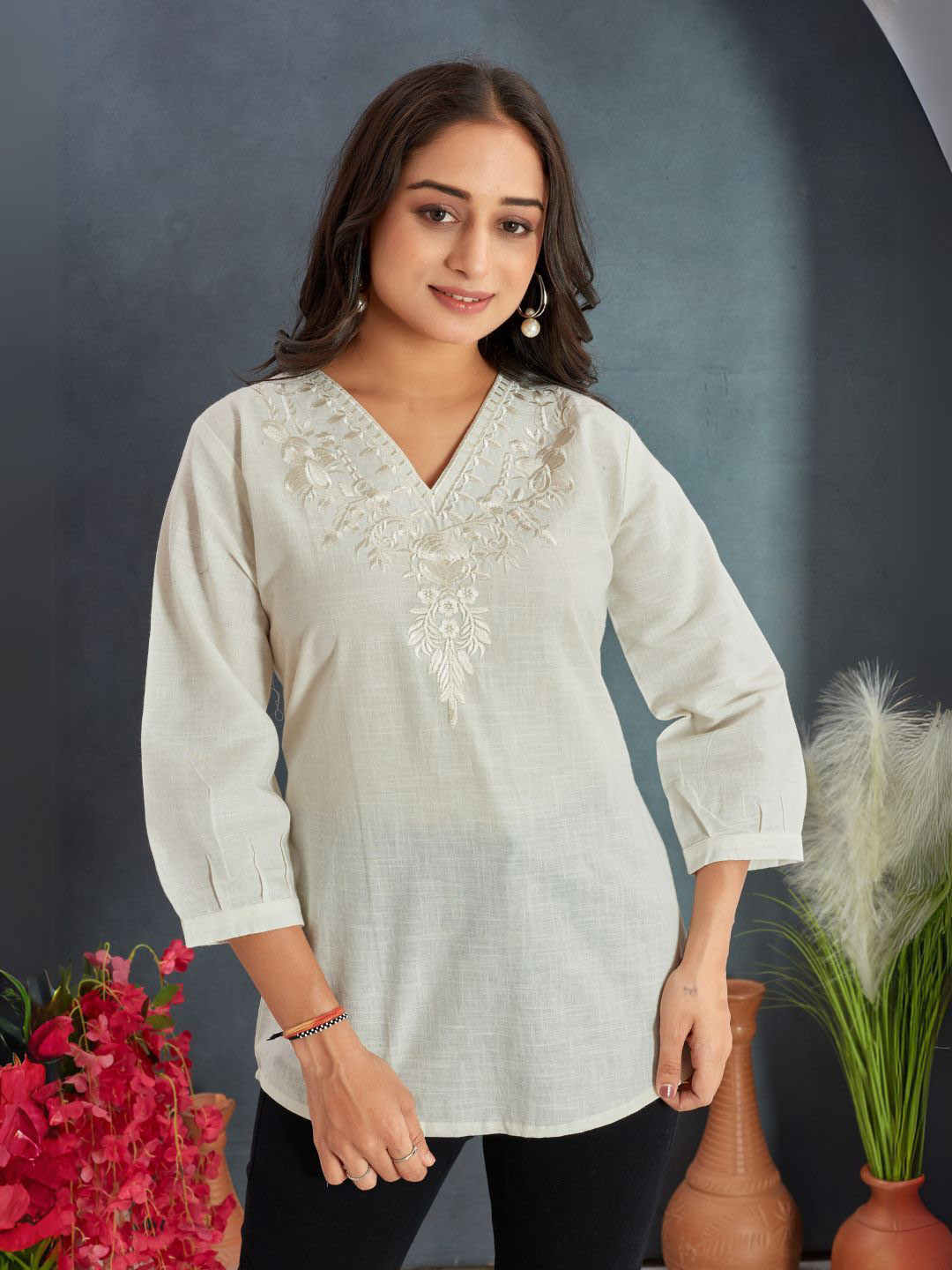 PEACH PIPER Women Floral Embroidered V-Neck Tunic