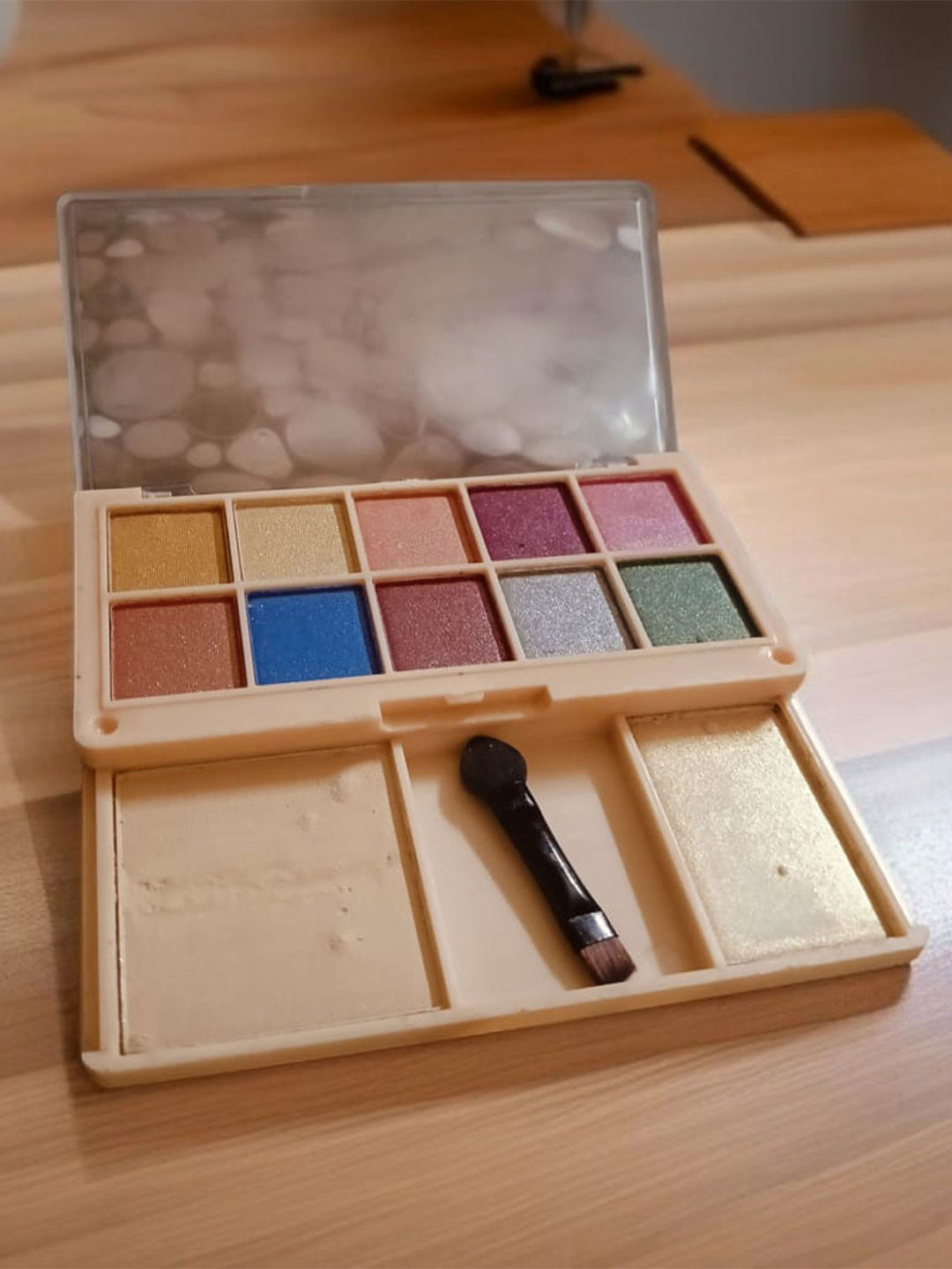 COSMO HUB 18 Colors Eyeshadow Palette 87 g - Shade 01