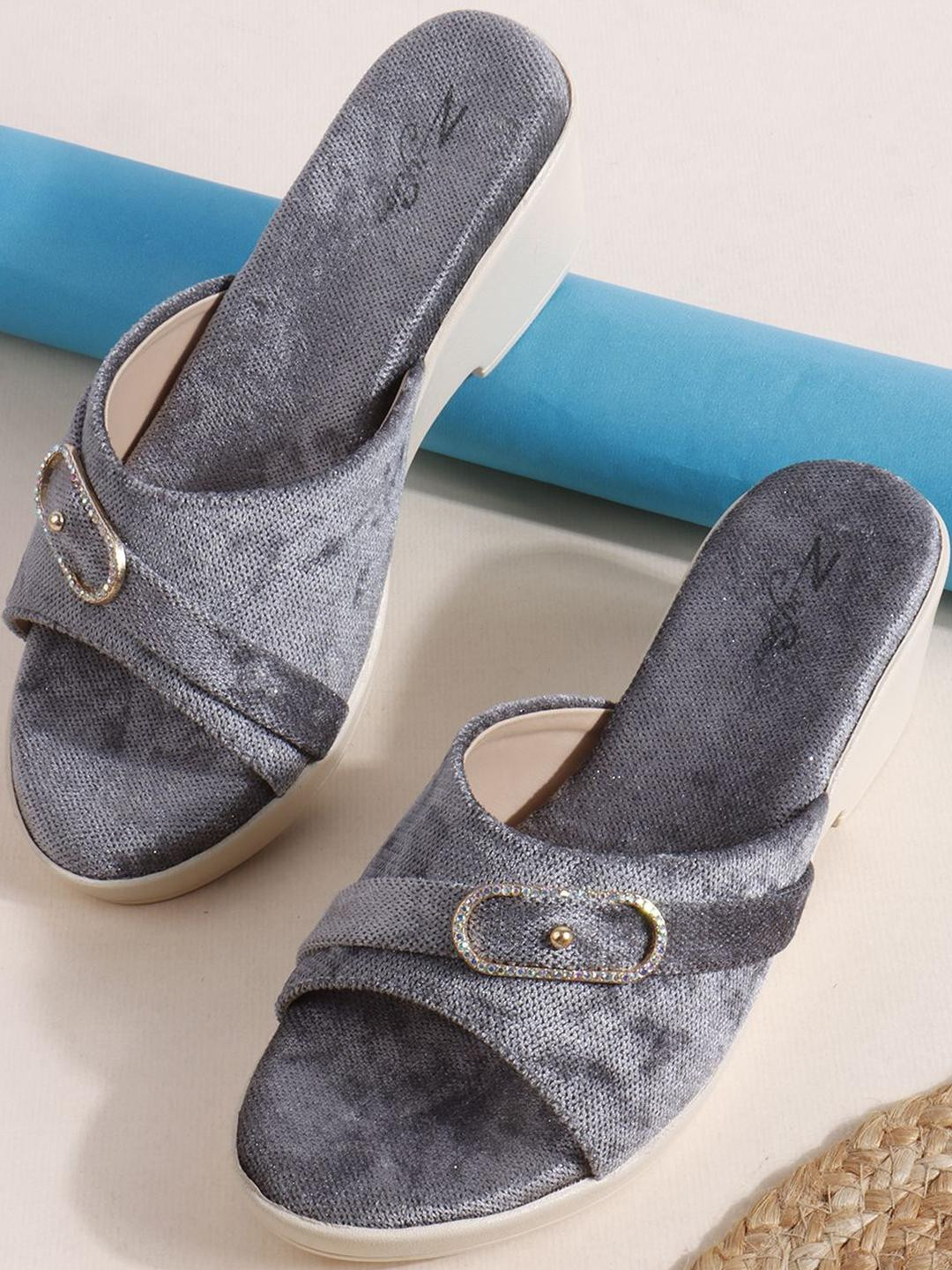 ZAYSOO Women Grey Comfort Sandals