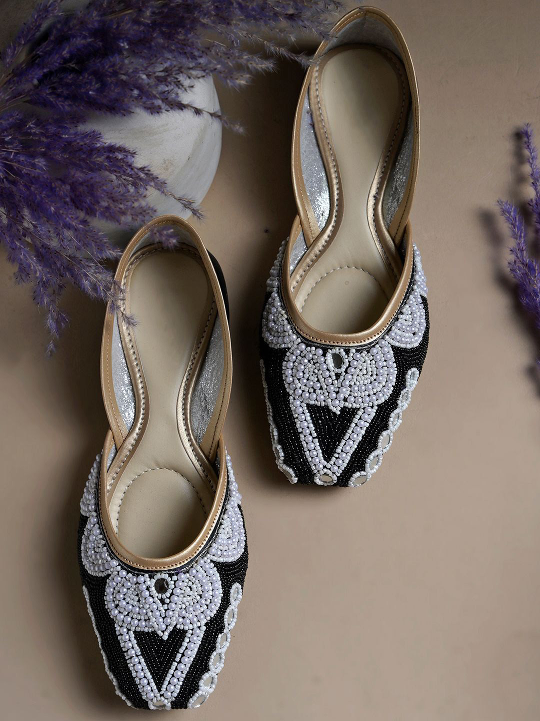 Froh Feet Women Embellished Round Toe Ethnic Embellished Mojaris