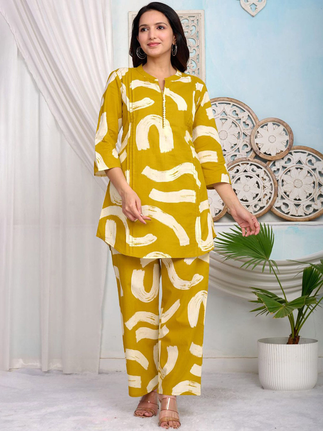 Meena Bazaar Women Printed Kurti With Trousers
