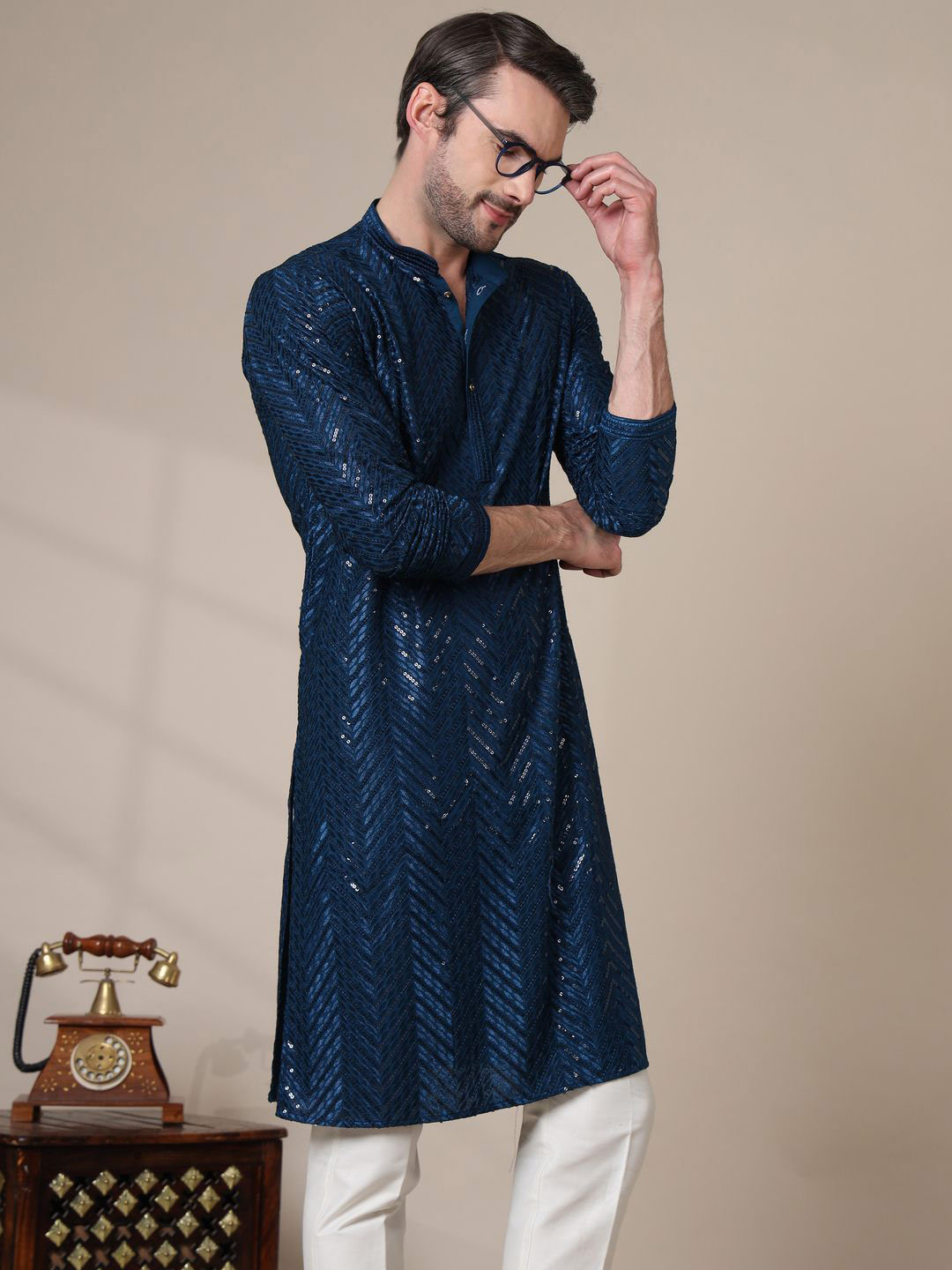 ADHIRAJAN Men Geometric Embroidered Chikankari Kurta
