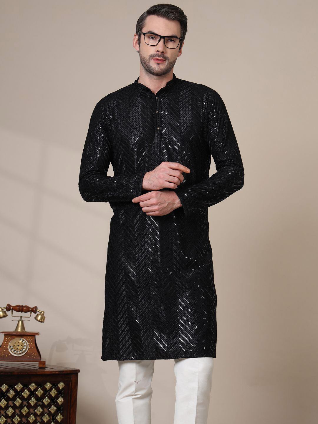 ADHIRAJAN Men Geometric Embroidered Chikankari Kurta