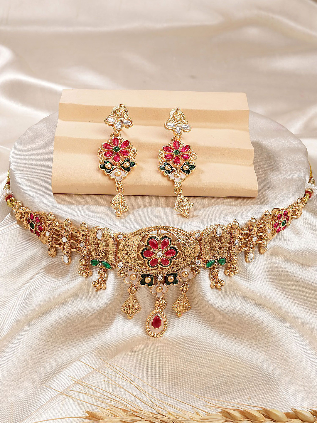 KARATCART Elegant South Indian Inspired Floral Choker Temple Jewellery Set With Kundan