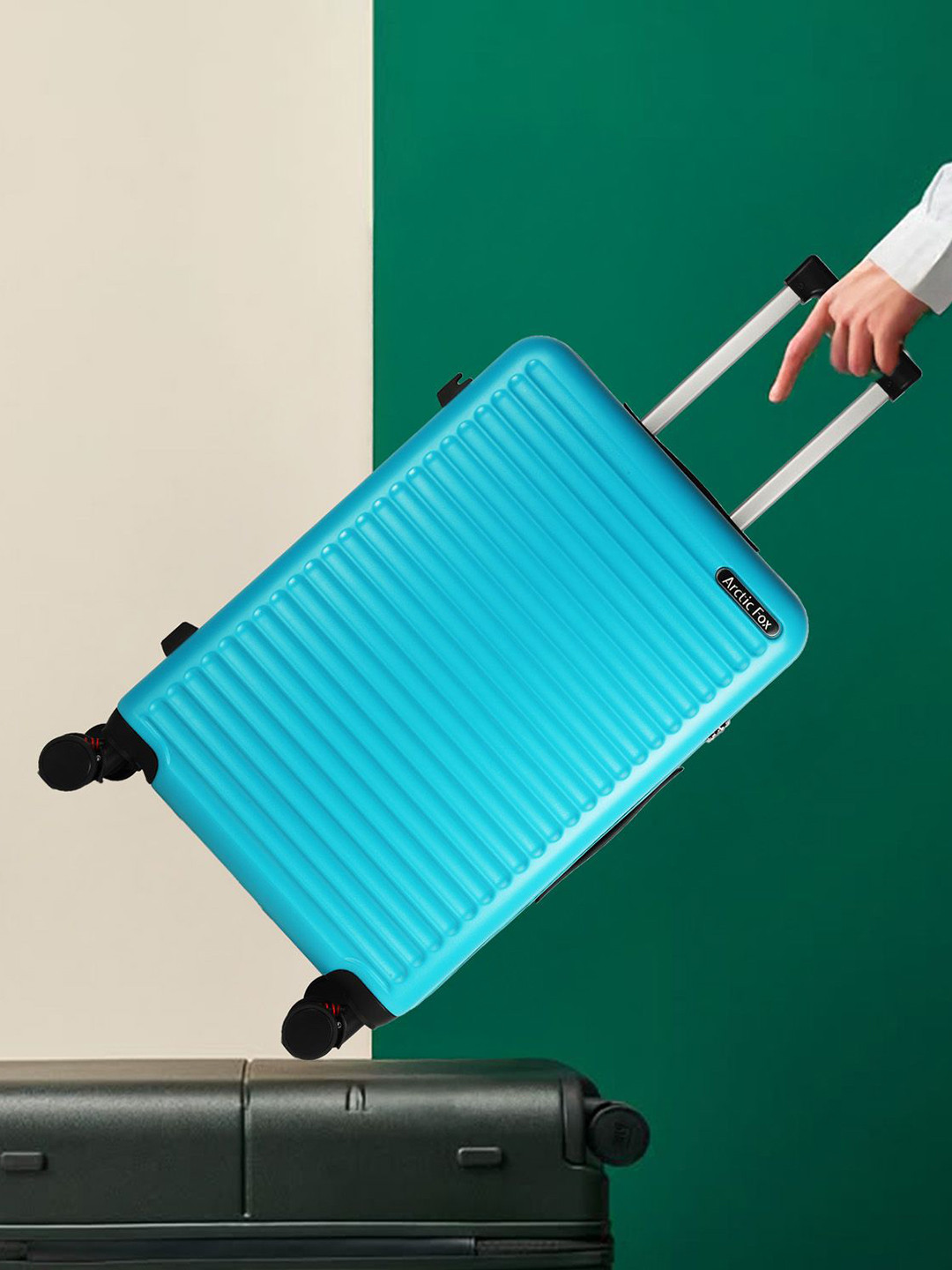 Arctic Fox Rooster Hard-Sided Large Trolley Suitcase - 28 Inch