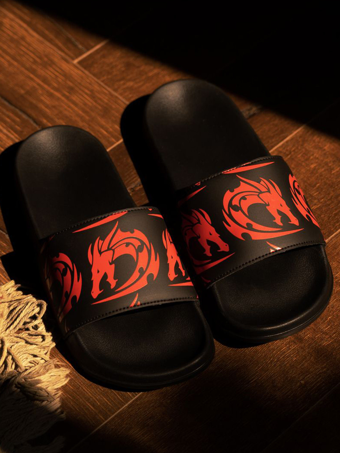 ARVAN Men Dragon Printed Sliders