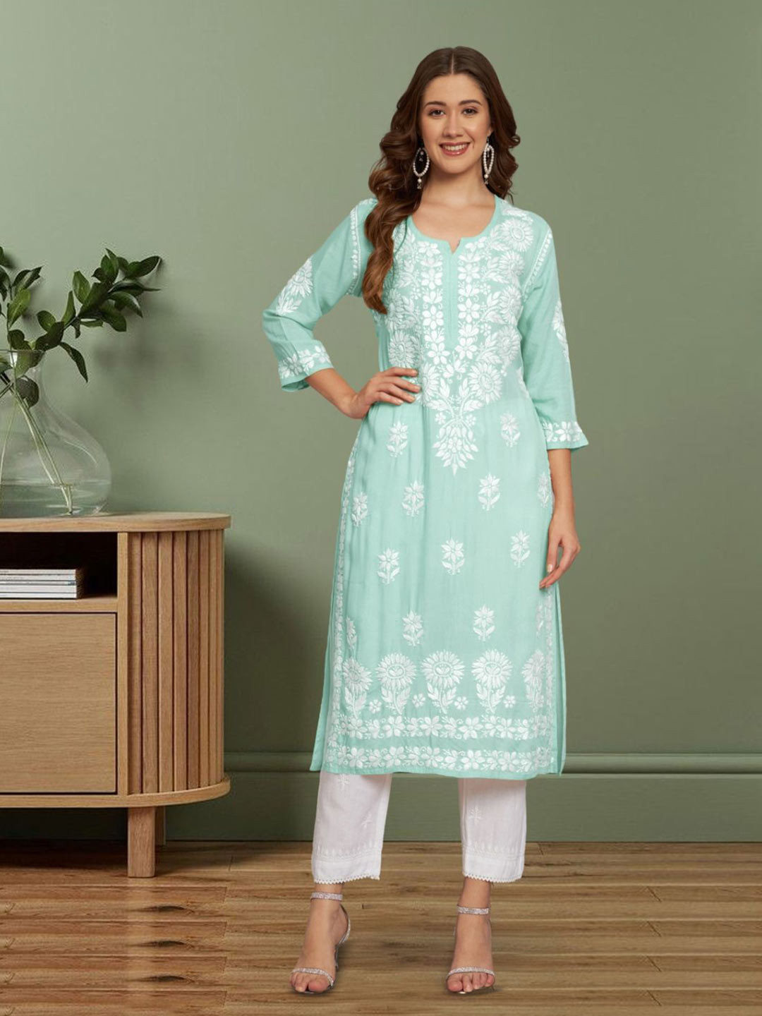 PARAMOUNT CHIKAN Floral Embroidered Notch Neck Thread Work Lucknowi Chikankari Kurta
