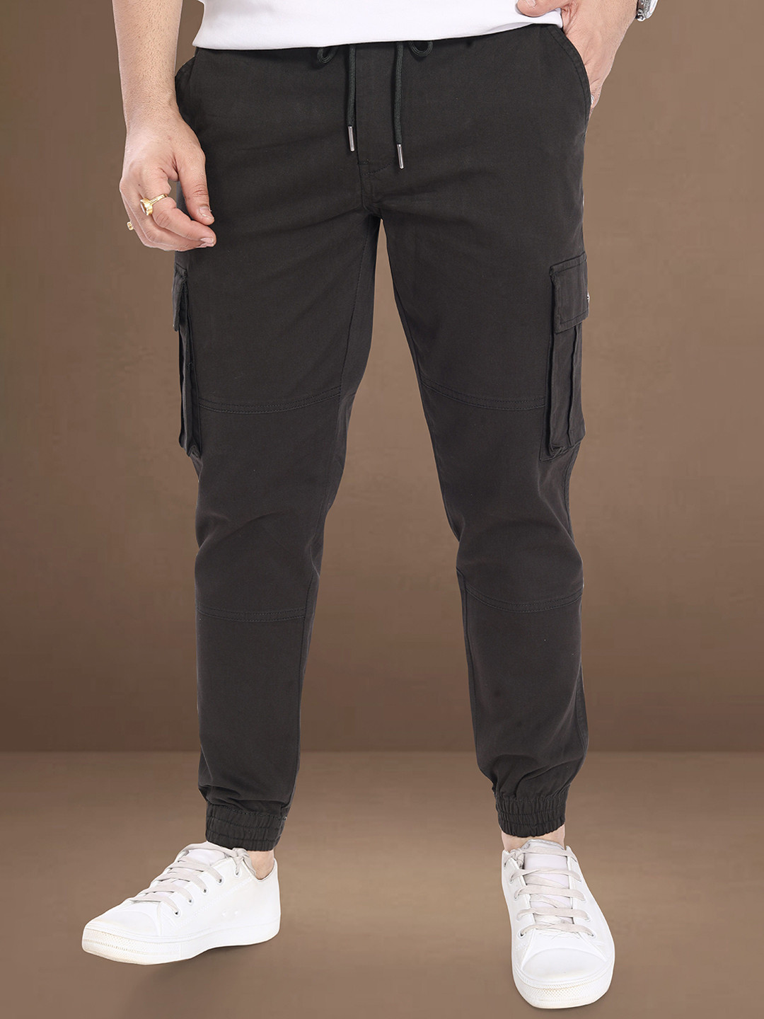 THE BEETEL HOUSE Men Carrot Easy Wash Mid-Rise Cargos Trousers