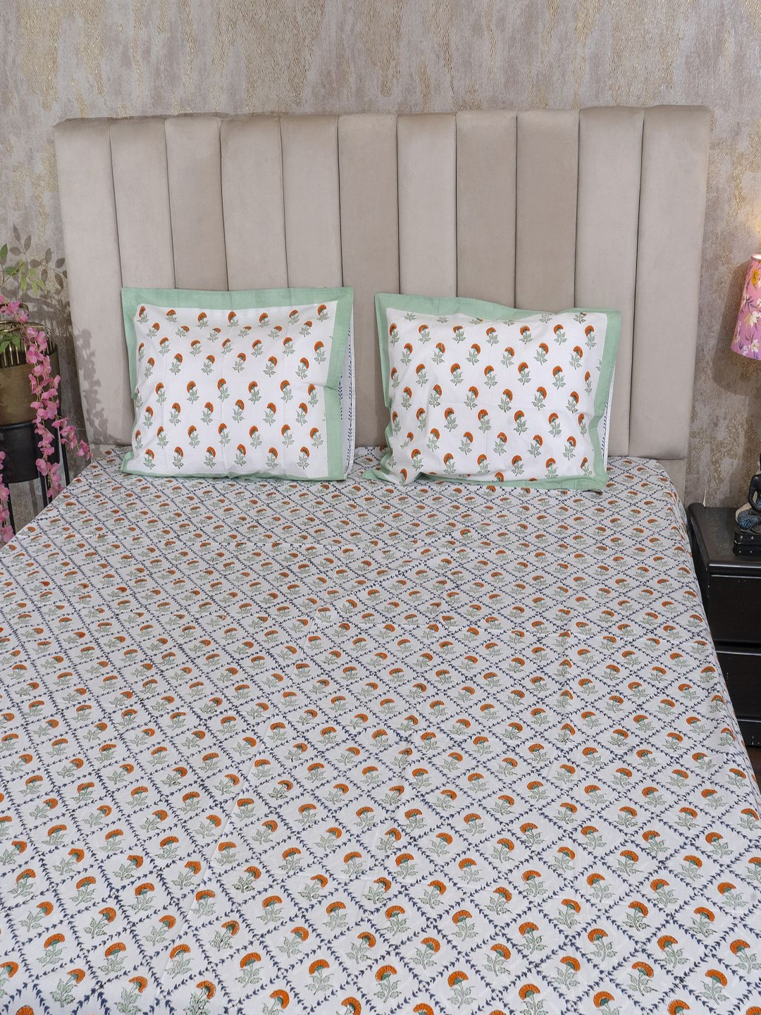 Hawamahal White & Blue Floral 350 TC King Bedsheet with 2 Pillow Covers