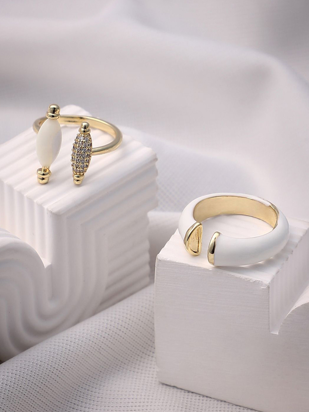 SOHI Set Of 2 California Gold-Plated Romantics Finger Rings