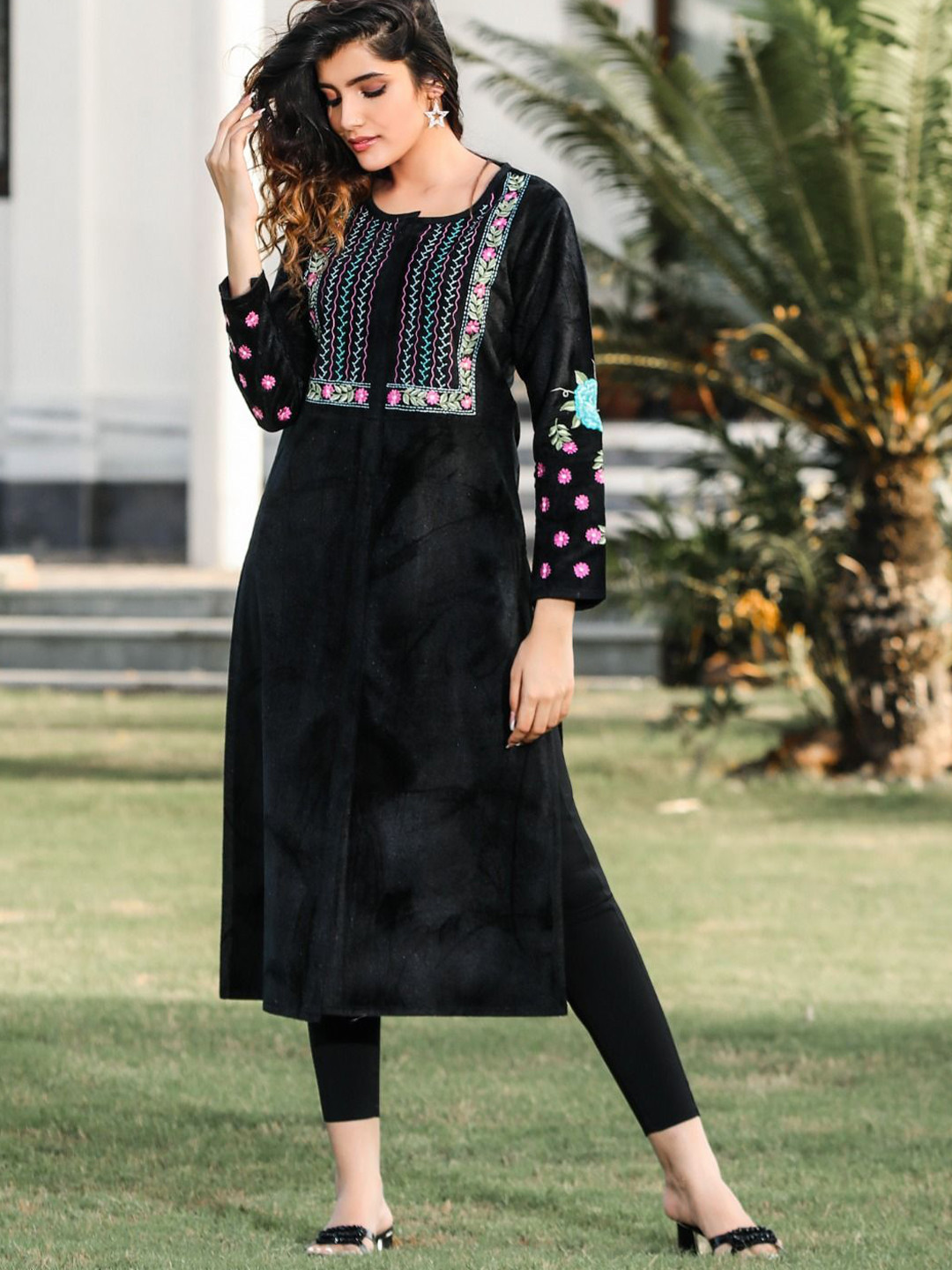 COUTURE HOUSE Luxuriously Women Floral Embroidered Round Neck Velvet Kurta